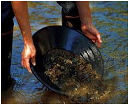 Hands holding a goldpanning pan.