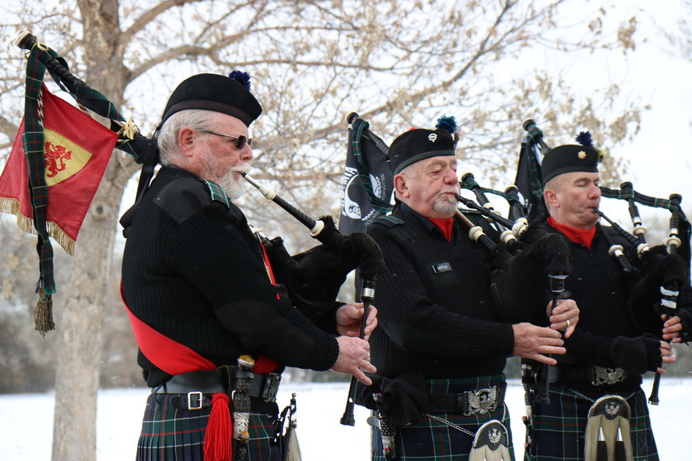 Photo of veterans in uniform playing bagpipes